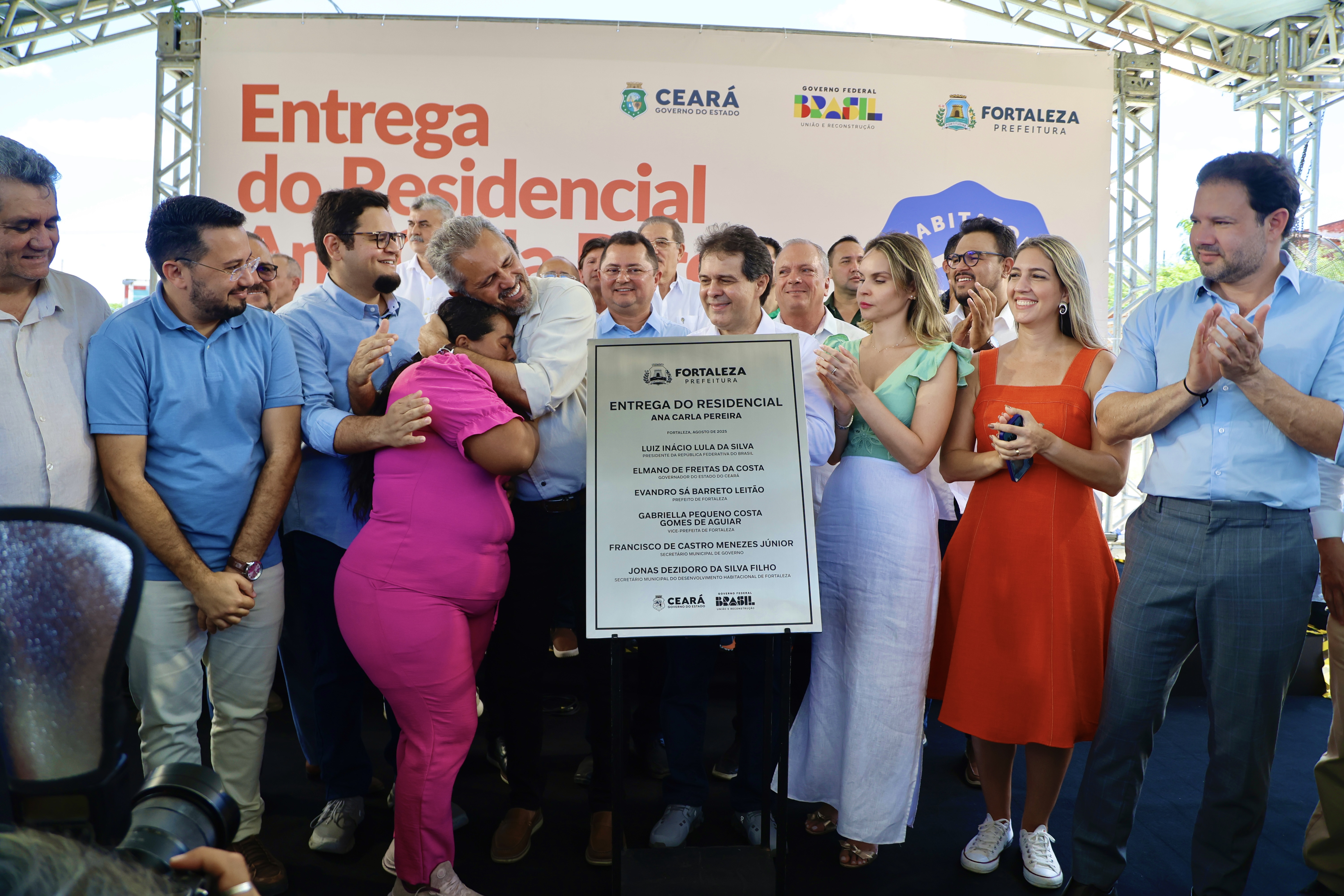 grupo de pessoas posa para a foto em um palco